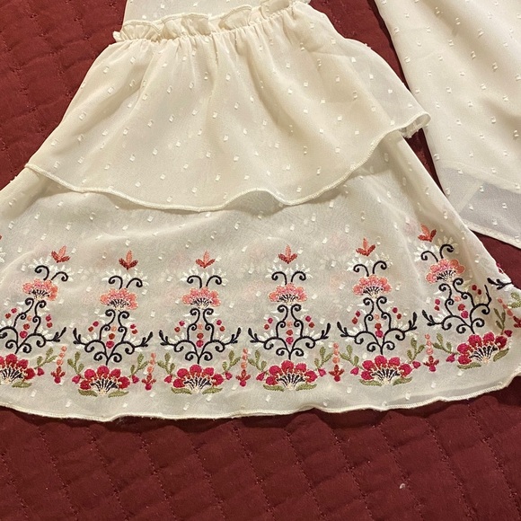 White House Black Market Off-Shoulder Top with Floral Embroidery Bell Sleeve XXS - Picture 7 of 8
